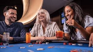 Meja permainan Super Sic Bo satutogel dengan dealer langsung dan tiga dadu transparan dalam wadah kaca